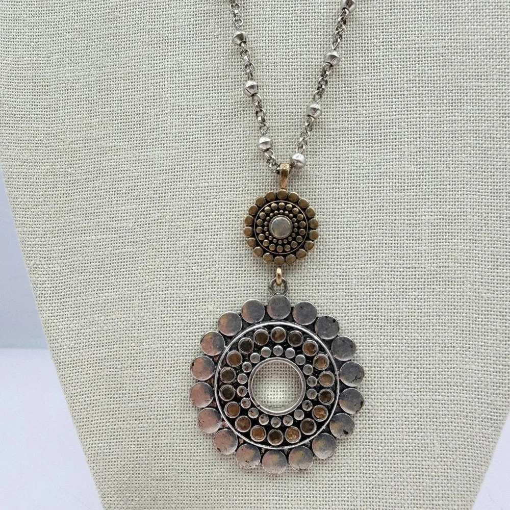 Vintage 90s Silver Tone Sunburst Medallion Pendant Necklace Boho Fashion Jewelry